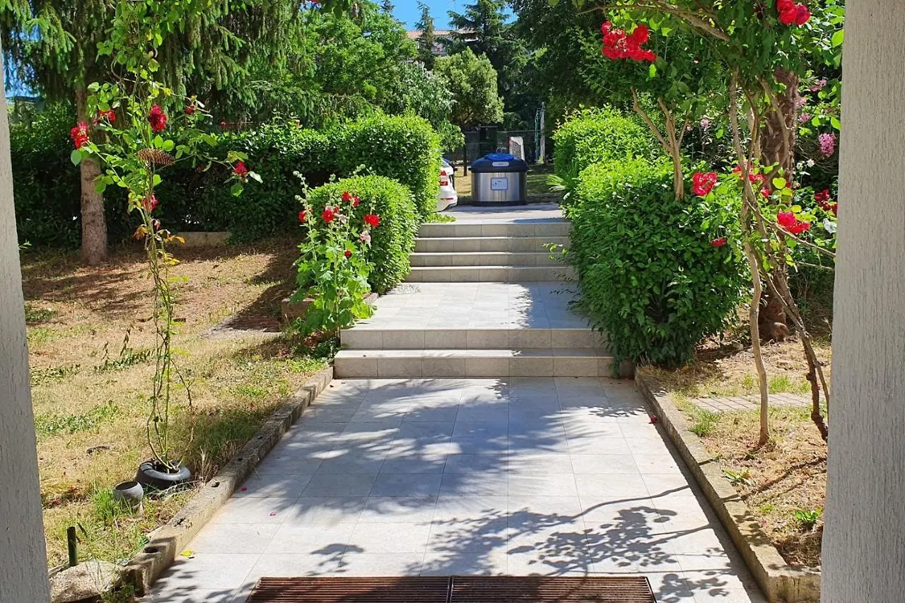 Studio Apartment Ljubica For 2 Persons 150M From The Beach Poreč